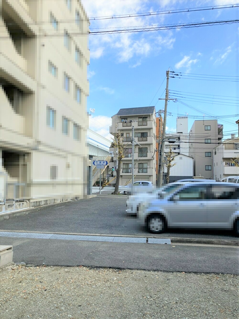 御影本町：土地から前の駐車場を見た写真。駐車場はついていません。