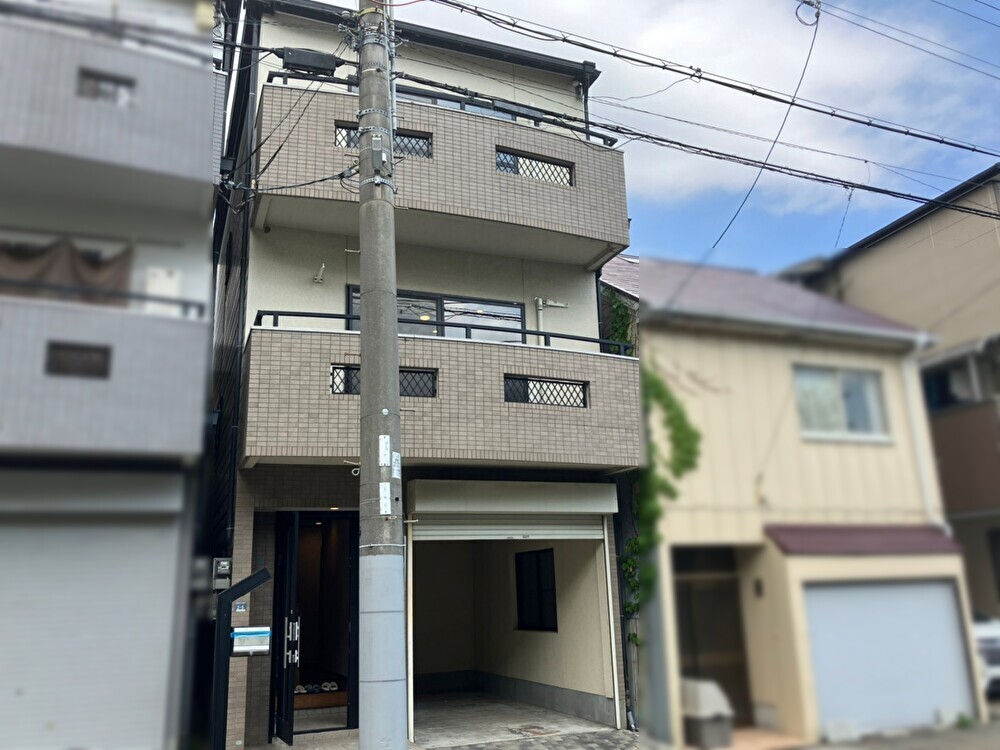 湊川駅：外観、2.3階にバルコニーあり