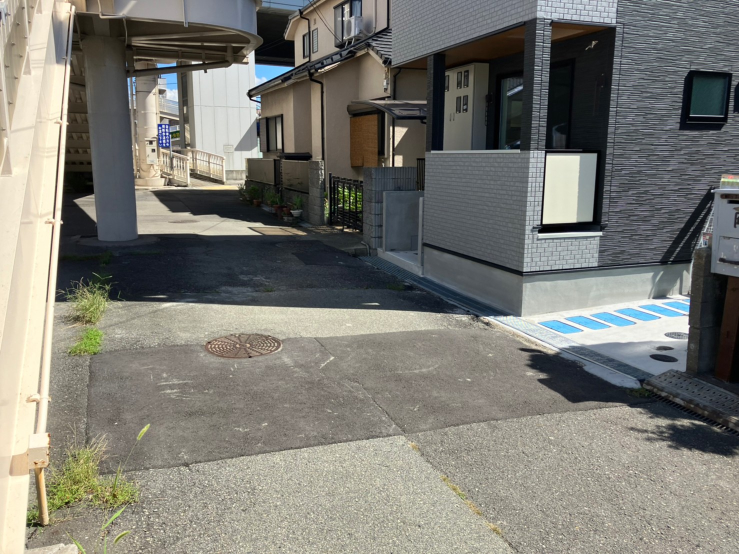 ★JR尼崎駅★尼崎市東本町、マンション前の道路です。